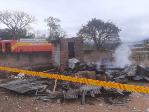 Notícia - Casa é destruída por incêndio em Praia Grande