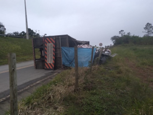 Notícia - Caminhão tomba na marginal da BR-101, em Içara