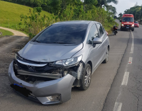 Notícia - Motociclista fica ferida após colisão contra um carro