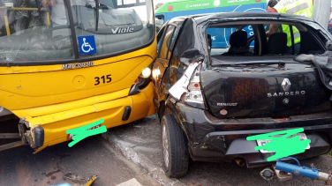 Notícia - Três pessoas ficam feridas após colisão entre ônibus e carro