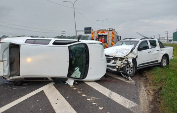 Notícia - Carro capota e atinge outro veículo na BR-101, em Imbituba