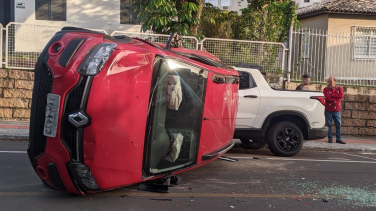 Notícia - Motorista perde controle do veículo e capota no Centro de Criciúma