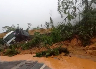 Notícia - Deslizamento provoca grave acidente na BR-376; uma morte foi confirmada (VÍDEO)