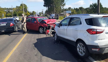 Notícia - Acidente com três carros deixa vítimas em Araranguá