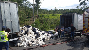 Notícia - Caminhão com 12 mil calças pega fogo em Criciúma