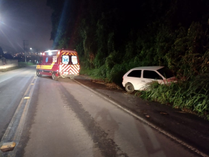 Notícia - Motorista fica ferido após colisão entre dois carros na SC-108