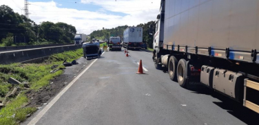 Notícia - Grave acidente com carreta e dois carros bloqueia BR-101