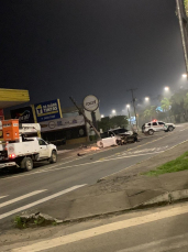 Notícia - Carro colide em poste na Avenida Centenário