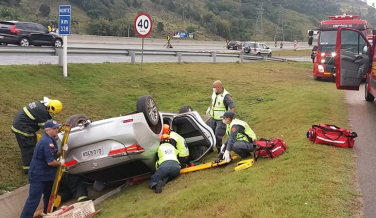 Notícia - Idoso morre após colisão entre Corolla e caminhão