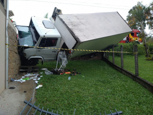 Notícia - Caminhão invade residência no Rio Maina