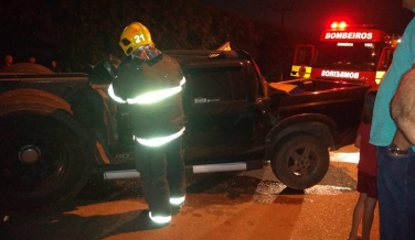 Notícia - Carreta desgovernada atinge camioneta