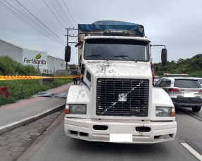 Notícia - Ciclista morre em acidente com caminhão