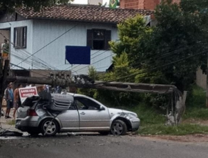 Notícia - Carro derruba postes e deixa parte do Metropol sem energia