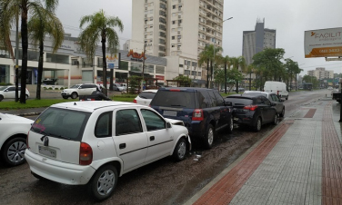 Notícia - Engavetamento com seis veículos na Avenida Centenário