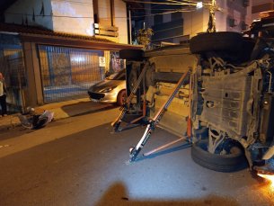 Notícia - Susto! Após colisão, carro tomba no centro de Criciúma