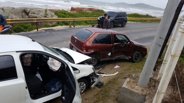 Notícia - Carro de Criciúma se envolve em acidente em Laguna