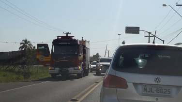 Notícia - Motociclista sofre lesão após colidir contra veículo