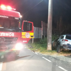 Notícia - Motorista bate em poste de energia em Garopaba