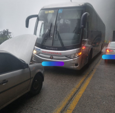 Notícia - Carro e ônibus colidem na Serra do Rio do Rastro