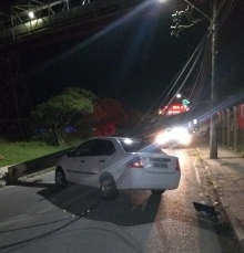 Notícia - Carro colide contra poste de energia em Capivari de Baixo