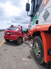 Notícia - Motorista fica gravemente ferido em acidente entre carro e carreta