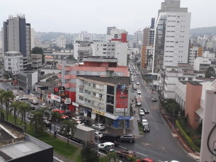 Notícia - Acidente entre moto e carro complica trânsito na Centenário