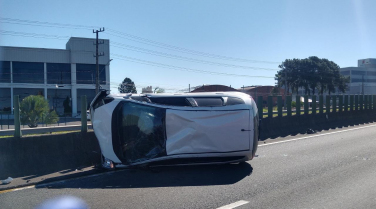 Notícia - Capotamento deixa vítima ferida na BR-101 em Sombrio