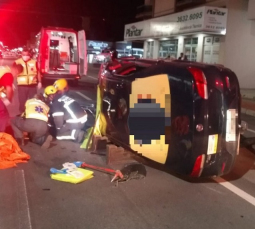 Notícia - Motorista colide contra carro estacionado em Tubarão