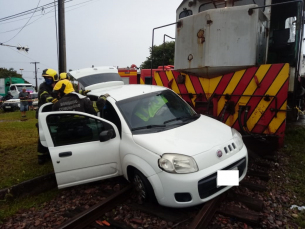 Notícia - Colisão entre carro e trem no Pinheirinho