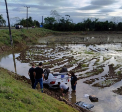 Notícia - Saída de pista seguida de capotamento deixa idoso ferido em Forquilhinha