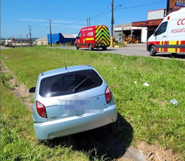 Notícia - Carro sai da pista na BR-101 e duas pessoas são hospitalizadas em Sangão