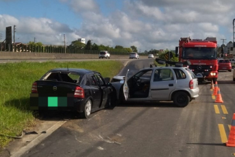 Notícia - Acidente entre dois carros deixa três pessoas feridas em Sombrio