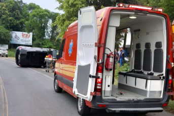 Notícia - Carro sai da pista e capota na SC-443, em Içara