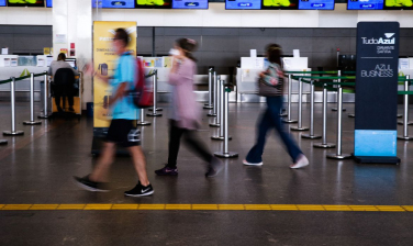 Notícia - Anvisa retoma obrigatoriedade do uso de máscaras em aeroportos e aviões