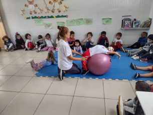 Notícia - Projeto de Educação Física tem levado jogos e brincadeiras para as crianças dos CEIs da Afasc