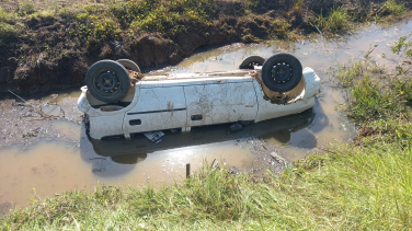 Notícia - SC-445: Carro cai em vala e três crianças ficam em estado grave de afogamento