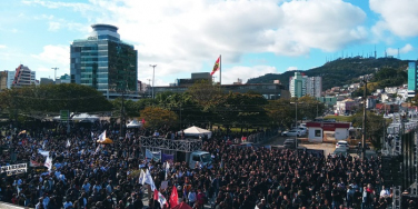 Notícia - Reforma da previdência: Servidores lotam frente da Alesc (VÍDEO)