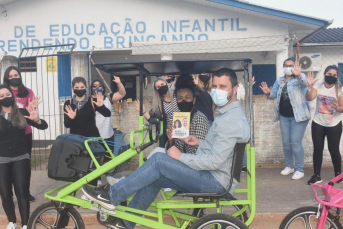 Notícia - Alex e Bia percorrem os bairros em bicicleta triciclo