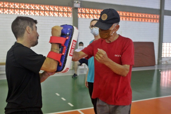 Notícia - Alunos praticam muay thai em projeto da APAE de Cocal do Sul