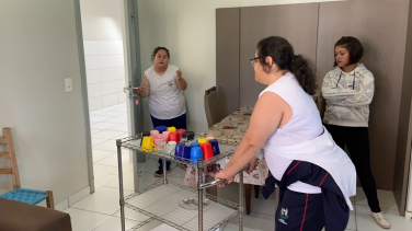 Notícia - Casa Modelo reproduz ambiente domiciliar e proporciona experiência prática aos alunos da Apae