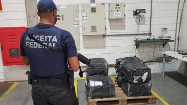 Notícia - Receita Federal apreende 240 quilos de cocaína em porto catarinense