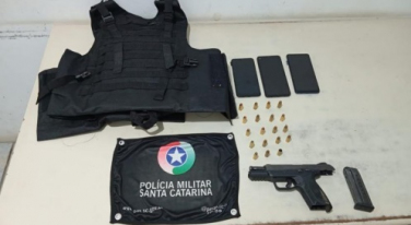 Notícia - De carro, trio tenta fugir, dispensa arma, mas é preso com munições e colete