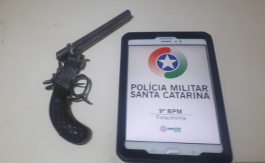 Notícia - Flagrada com arma de fogo, avó tenta subornar policial