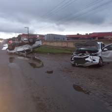 Notícia - Colisão frontal seguida de capotamento deixa dois feridos em Içara