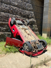 Notícia - Motorista fica ferido após cair com carro de uma altura com cerca de quatro metros em Içara