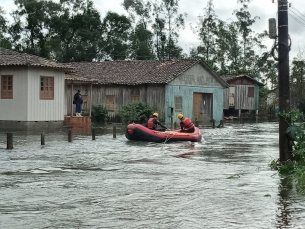 Notícia - Bombeiros usam embarcação para resgatar moradores (VÍDEO)