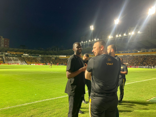 Notícia - Yannick Bolasie acompanha partida do Criciúma no Majestoso