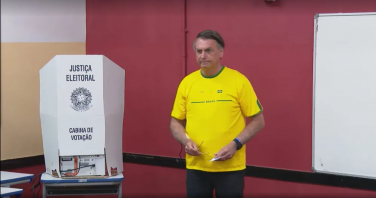 Notícia - Bolsonaro vota na Zona Oeste do Rio