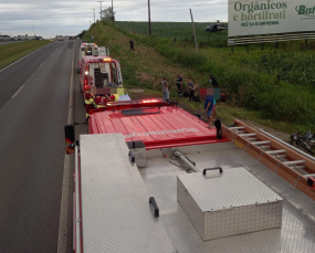 Notícia - Motociclista e caroneira são encaminhados ao hospital após acidente na BR-101