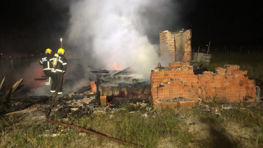 Notícia - Incêndio destrói casa de madeira em Balneário Arroio do Silva